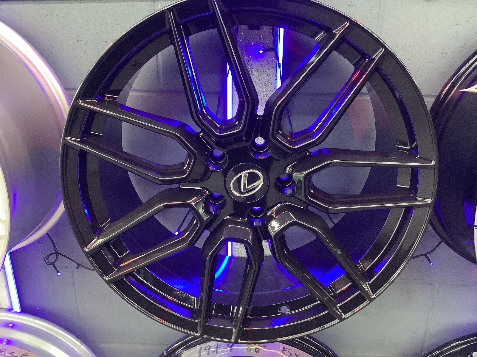 Lexus W228 —