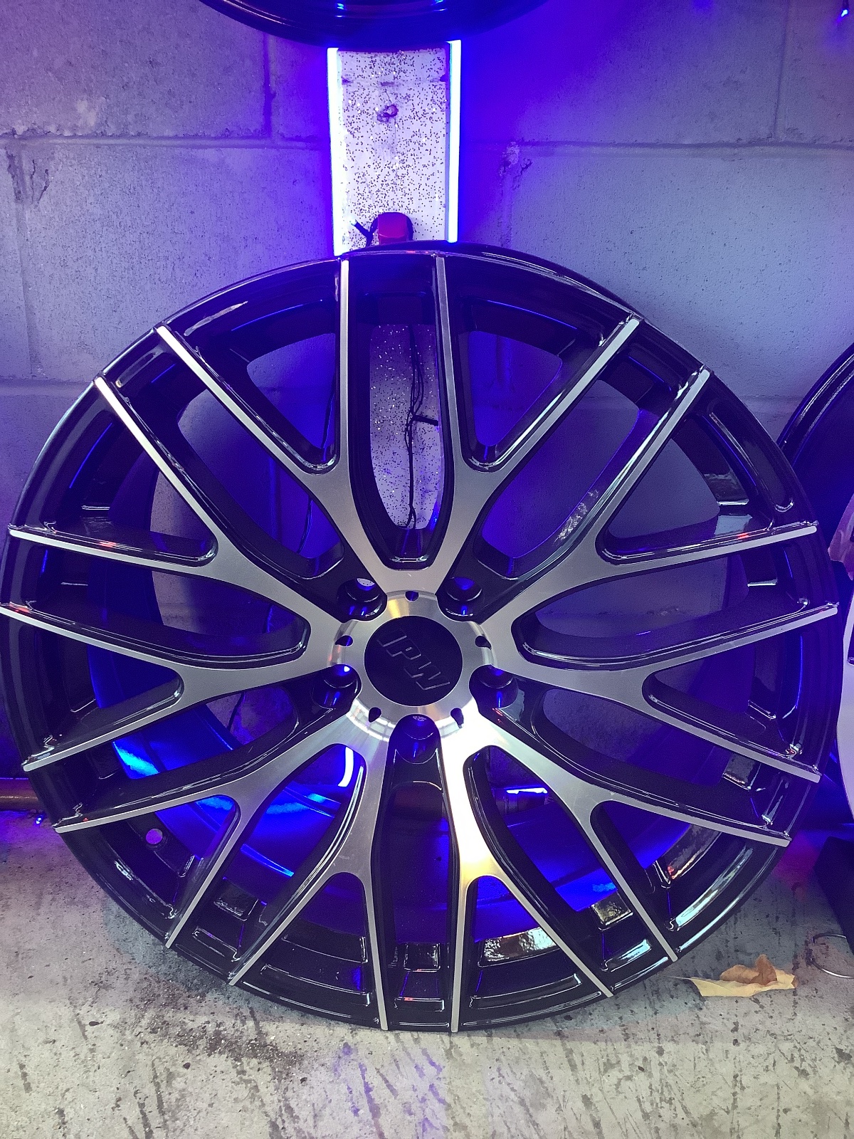 Aftermarket staggered W008 Wheel 20"