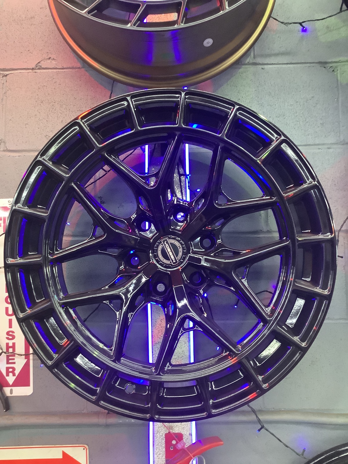 Aftermarket W938 Wheel 20"