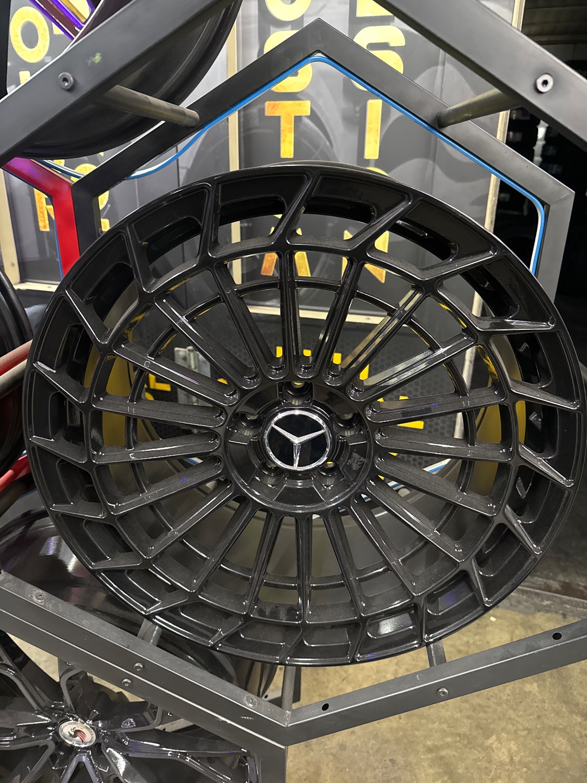 Aftermarket staggered W040 Wheel 20"