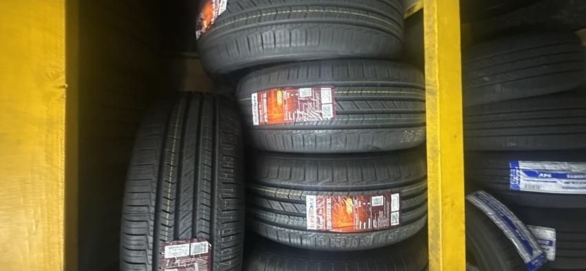 Supermax P215/55R16