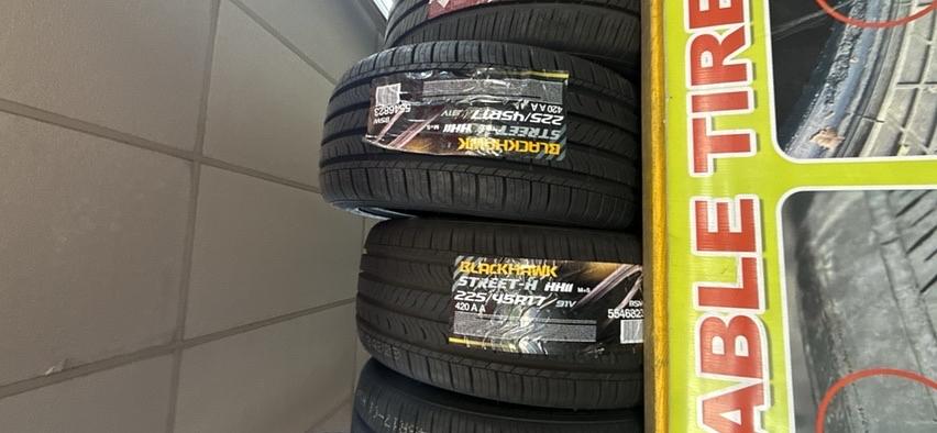 Blackhawk 225/45R17 · New